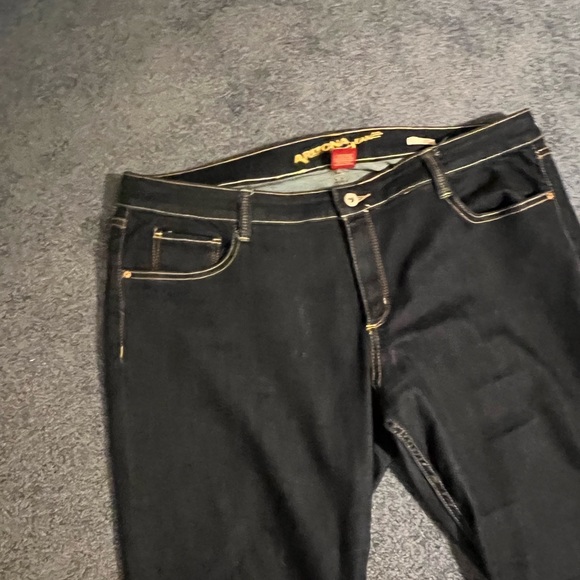 Like new  2 pairs of juniors 19 short Arizona Jean great condition - Picture 2 of 8